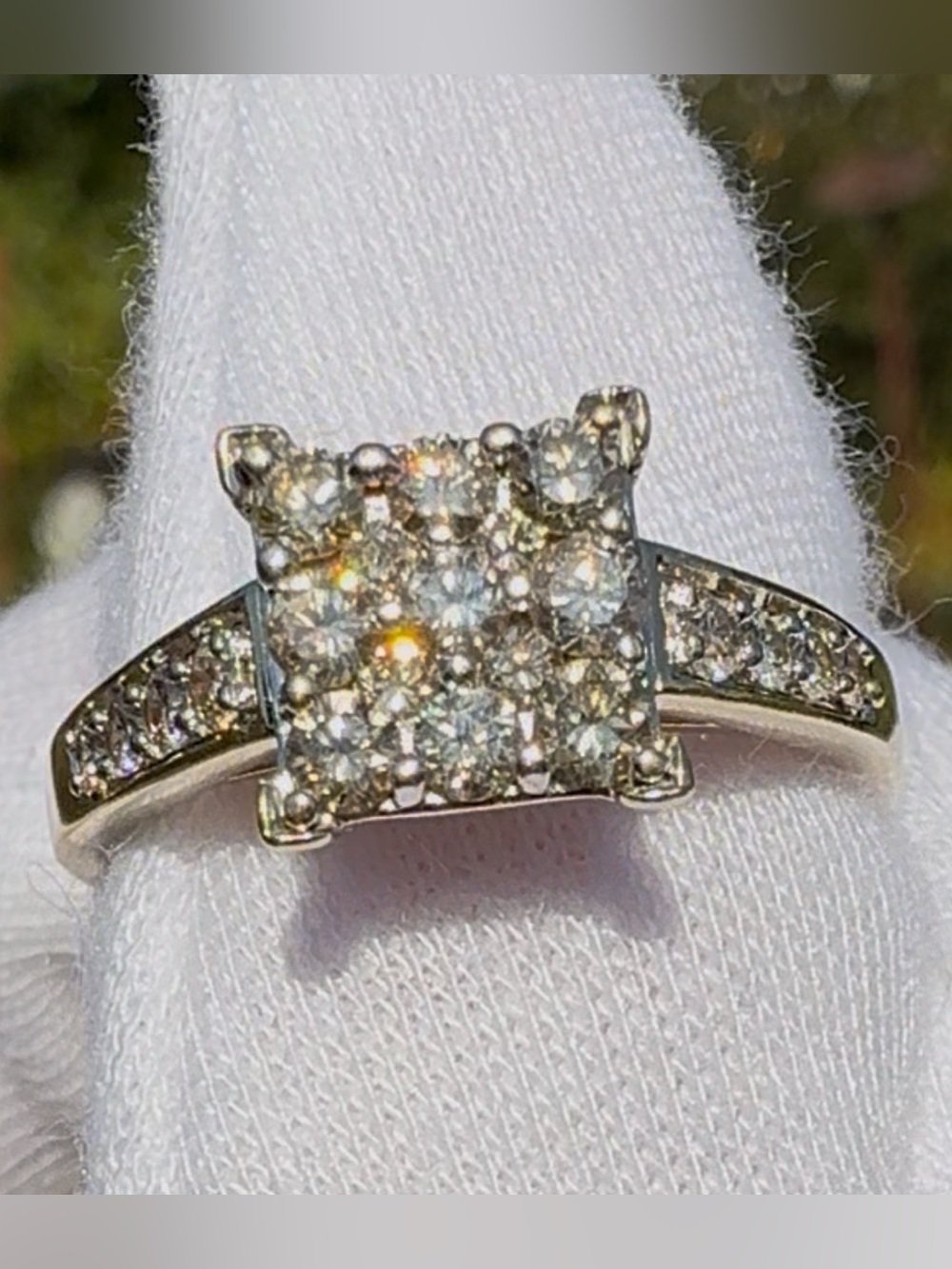 Stunning 10k Solid Gold Natural Diamond Cluster Ring!